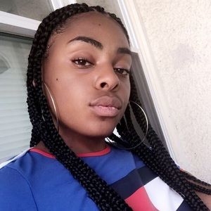 Meet your Posher, Simone